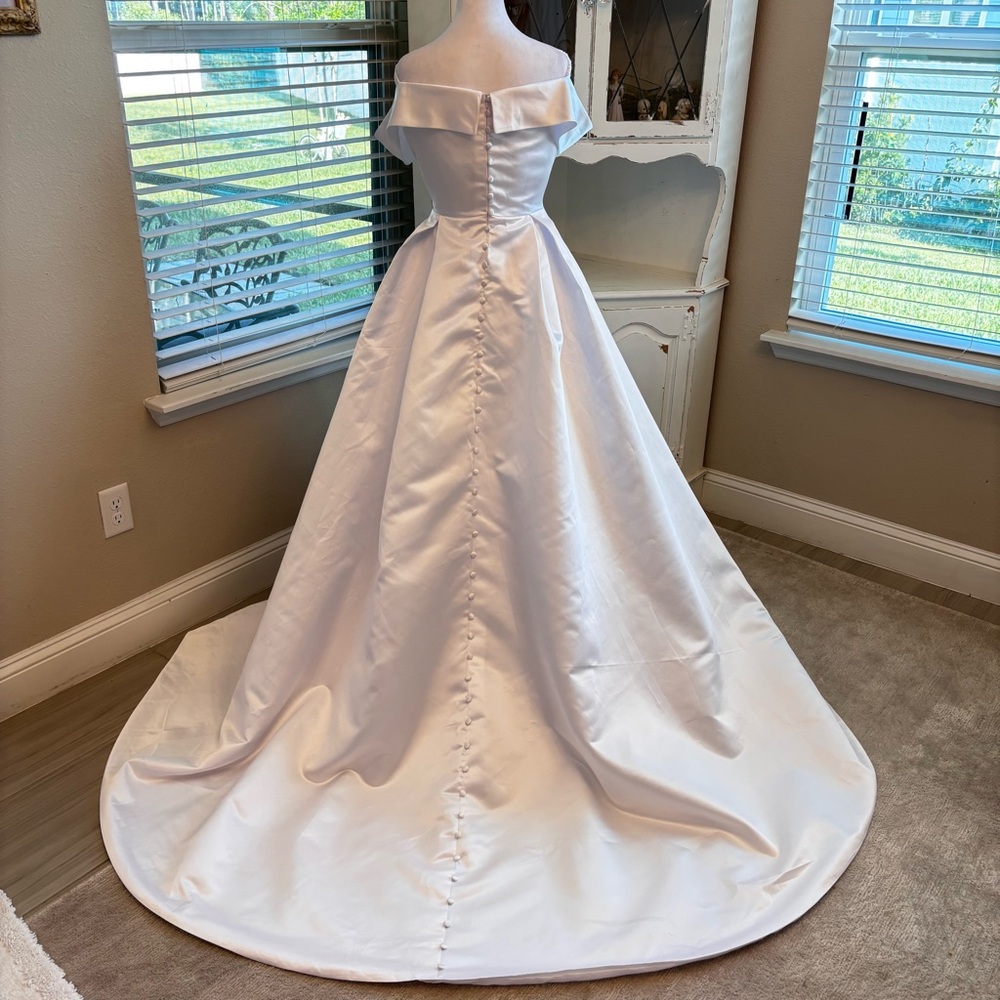 NEW Elegant White Wedding Dress, Satin Wedding Dress, Strapless, NWOT Size LG/12 - Picture 8 of 14